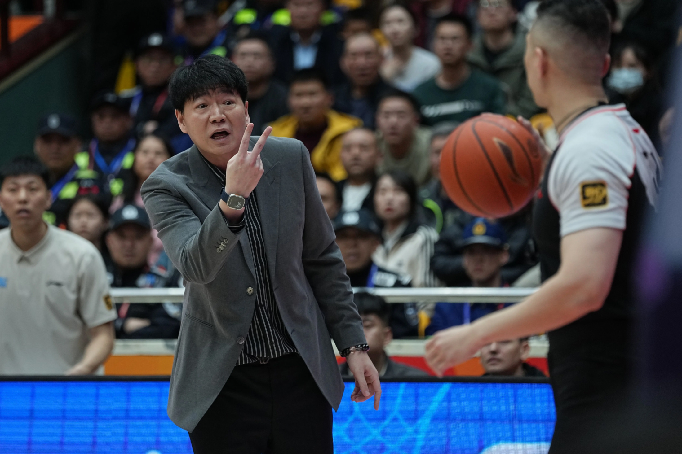 篮球大师级教练离任，球队寻找新领导