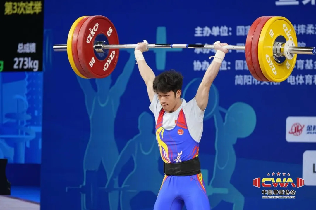 举重猛将雄霸赛场，力挽狂澜