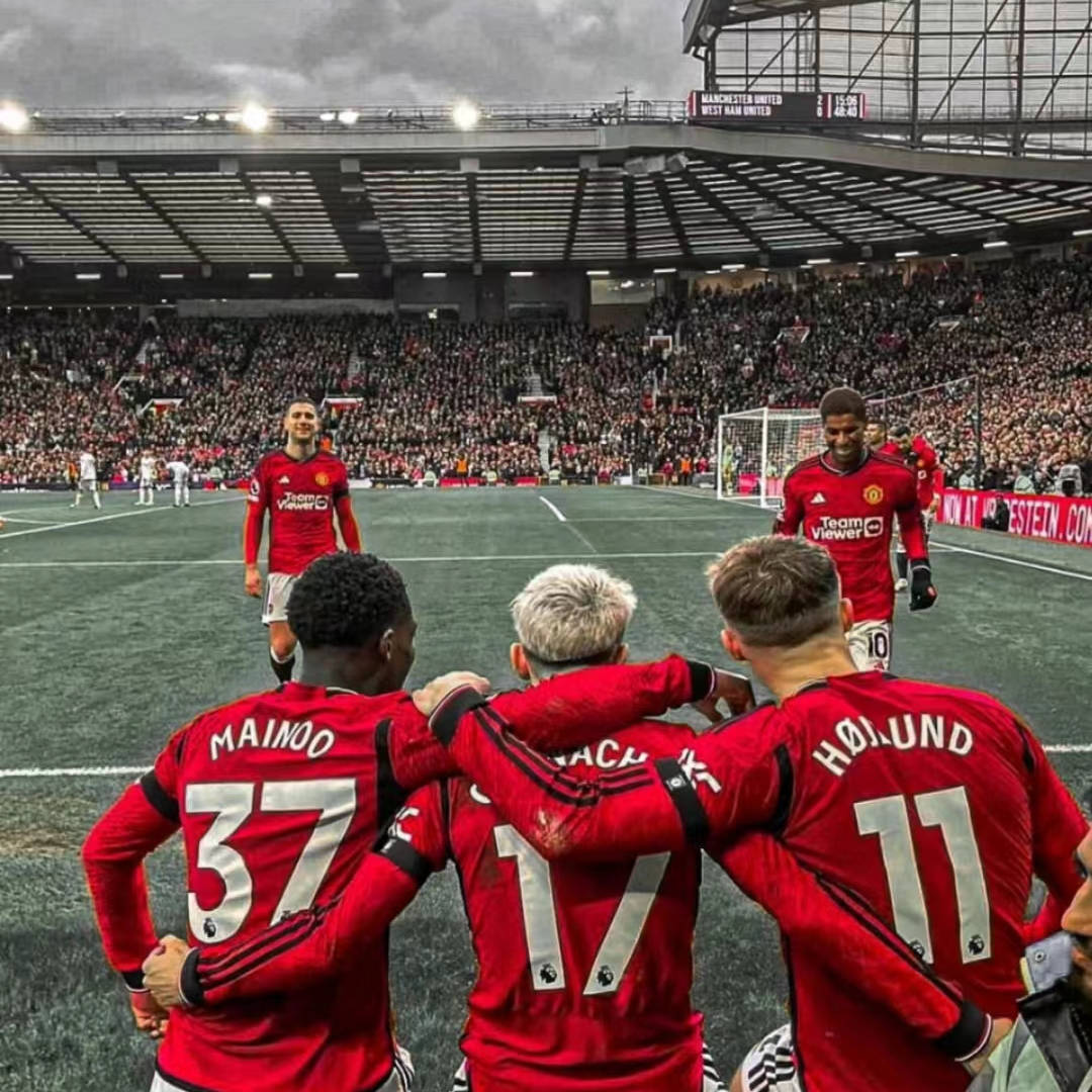 凯泽斯劳滕球员集体庆祝胜利,展现出团队精神 凯泽斯劳滕球员集体庆祝胜利,展现出团队精神