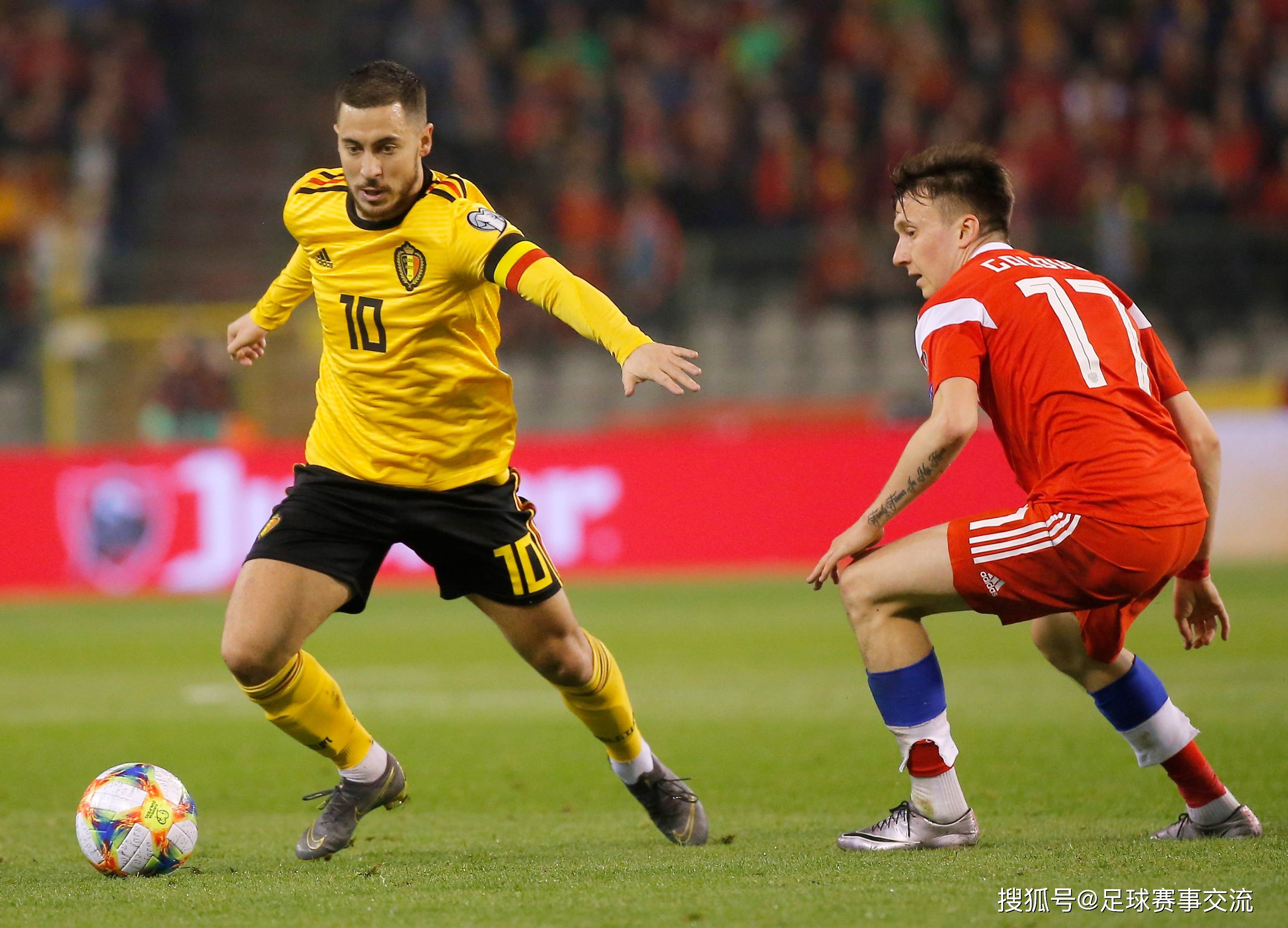 精彩纷呈的足球比赛吸引了众多观众 精彩纷呈的足球比赛吸引了众多观众