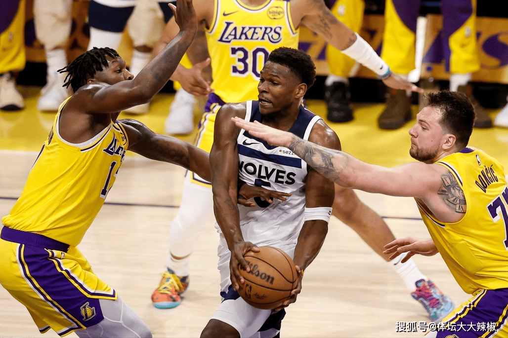 湖人双塔再度大爆发,夺取五连胜势不可挡 湖人双塔再度大爆发,夺取五连胜势不可挡