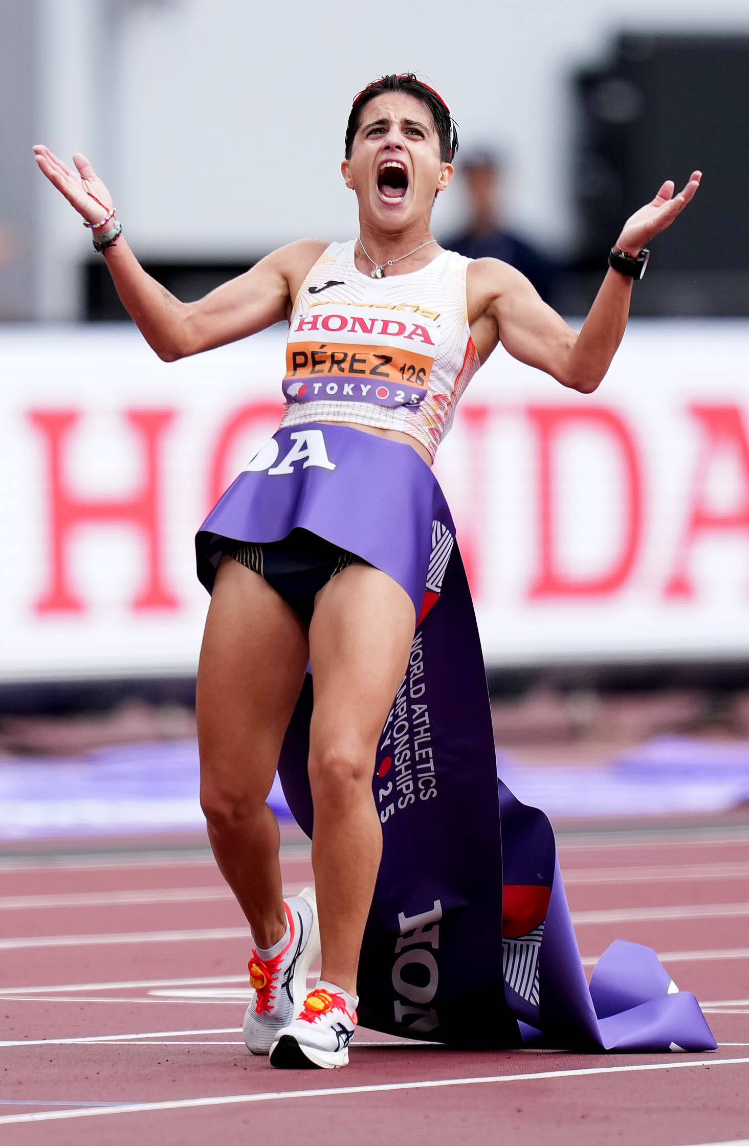 西班牙田径选手上演绝地反击,赢得银牌 西班牙田径选手上演绝地反击,赢得银牌