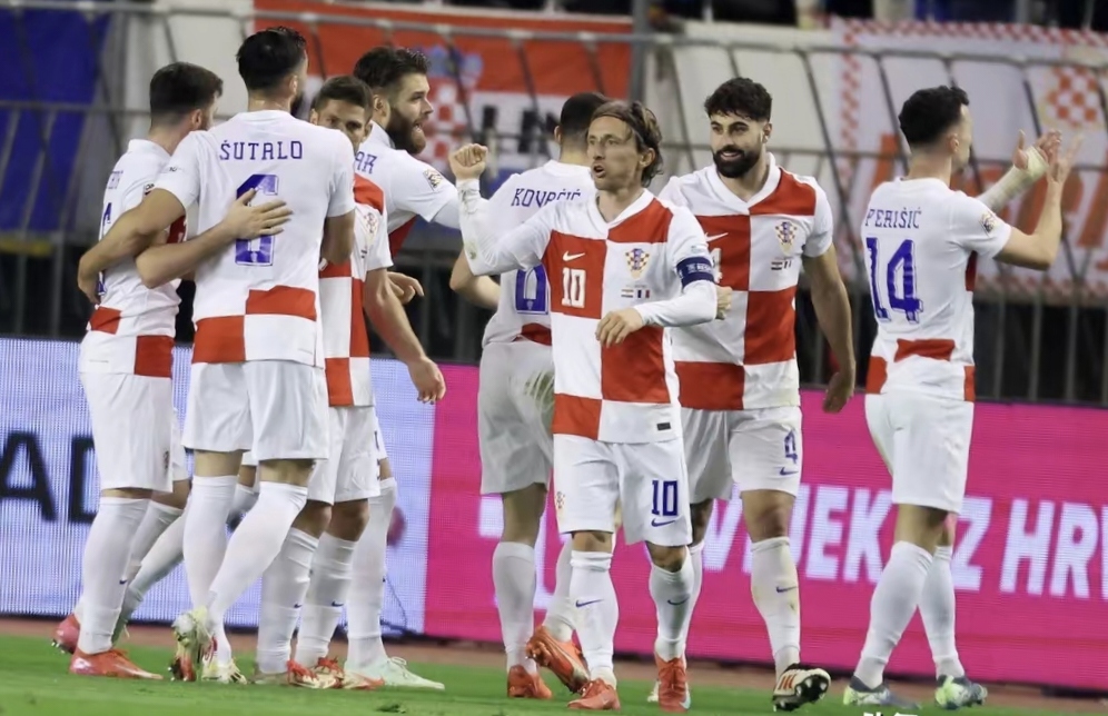 克罗地亚球员狂欢,晋级欧洲杯八强 克罗地亚球员狂欢,晋级欧洲杯八强