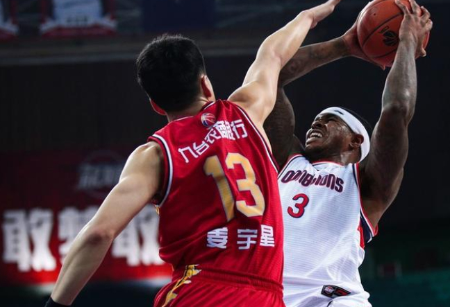 利记-琼斯抢断绝杀，爵士逆转击败骑士终结四连败